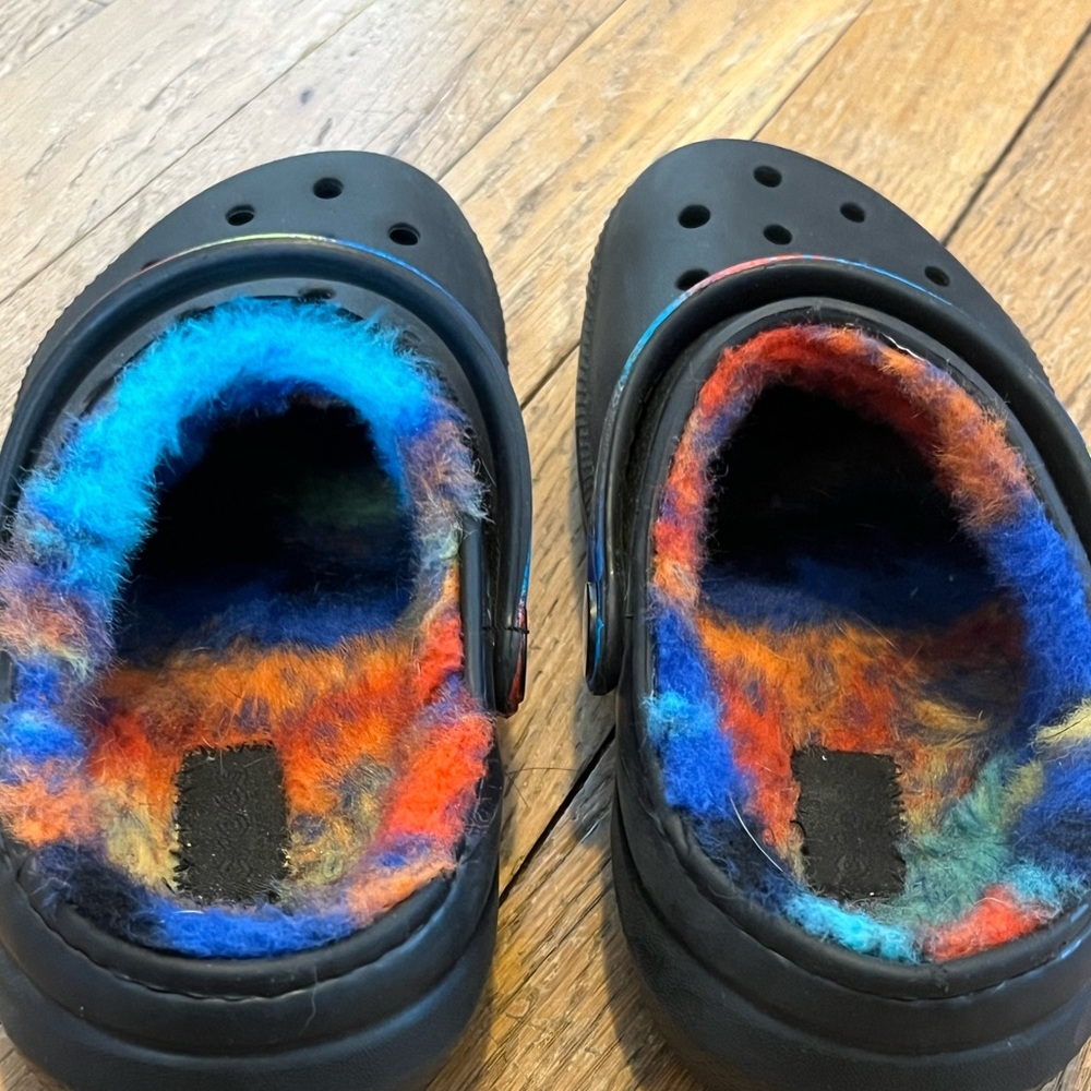 Crocs EUC Lined Little Kids size c12 Boys Girls Black with colorful fuzzy lining - Picture 2 of 6